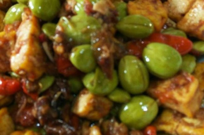 Tahu Sambal Petai: Tahu Goreng dengan Sambal Petai yang Pedas