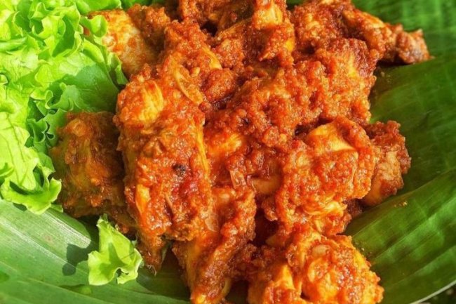 Ayam Bumbu Rujak: Ayam dengan Bumbu Pedas Khas Rujak