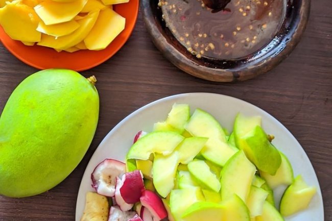 Salad Mangga Muda: Rujak dengan Sentuhan Buah Mangga Muda