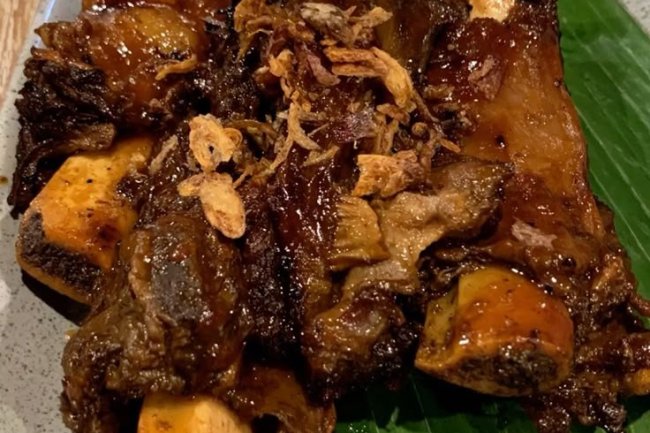 Iga Sapi Bakar: Iga Sapi yang Dibakar dengan Bumbu Kecap yang Lezat