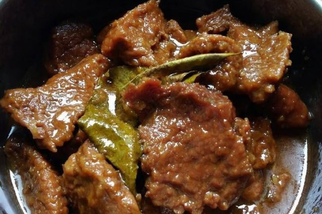 Semur Sapi: Daging Sapi yang Dimasak dengan Kecap Manis dan Bumbu Rempah