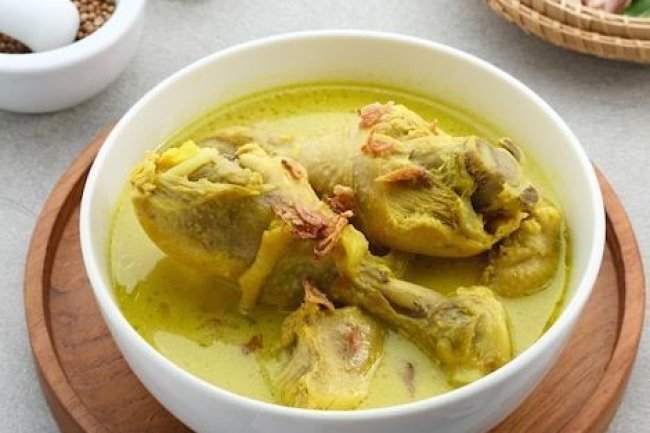 Ayam Sayur Lodeh: Ayam yang Dimasak dengan Sayur Lodeh yang Gurih dan Menyegarkan