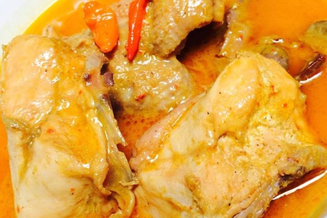 Ayam Gulai Khas Padang: Nikmatnya Kuah Kuning Berempah