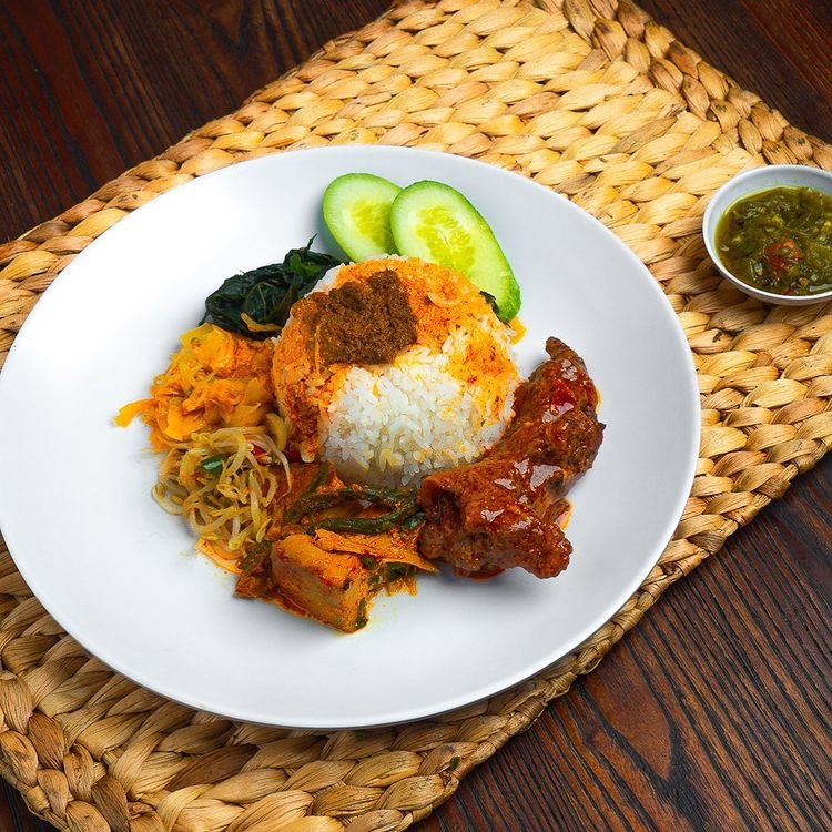 Faktor yang Harus Dipertimbangkan Saat Memilih Catering Nasi Padang untuk Pabrik