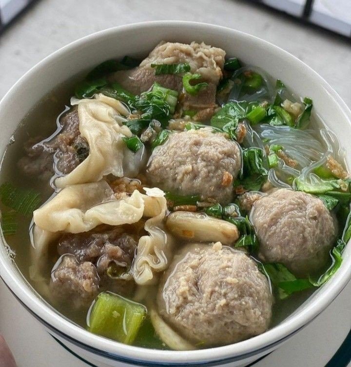 Bakso Sapi: Bola Daging Sapi Kenyal dengan Kuah Gurih