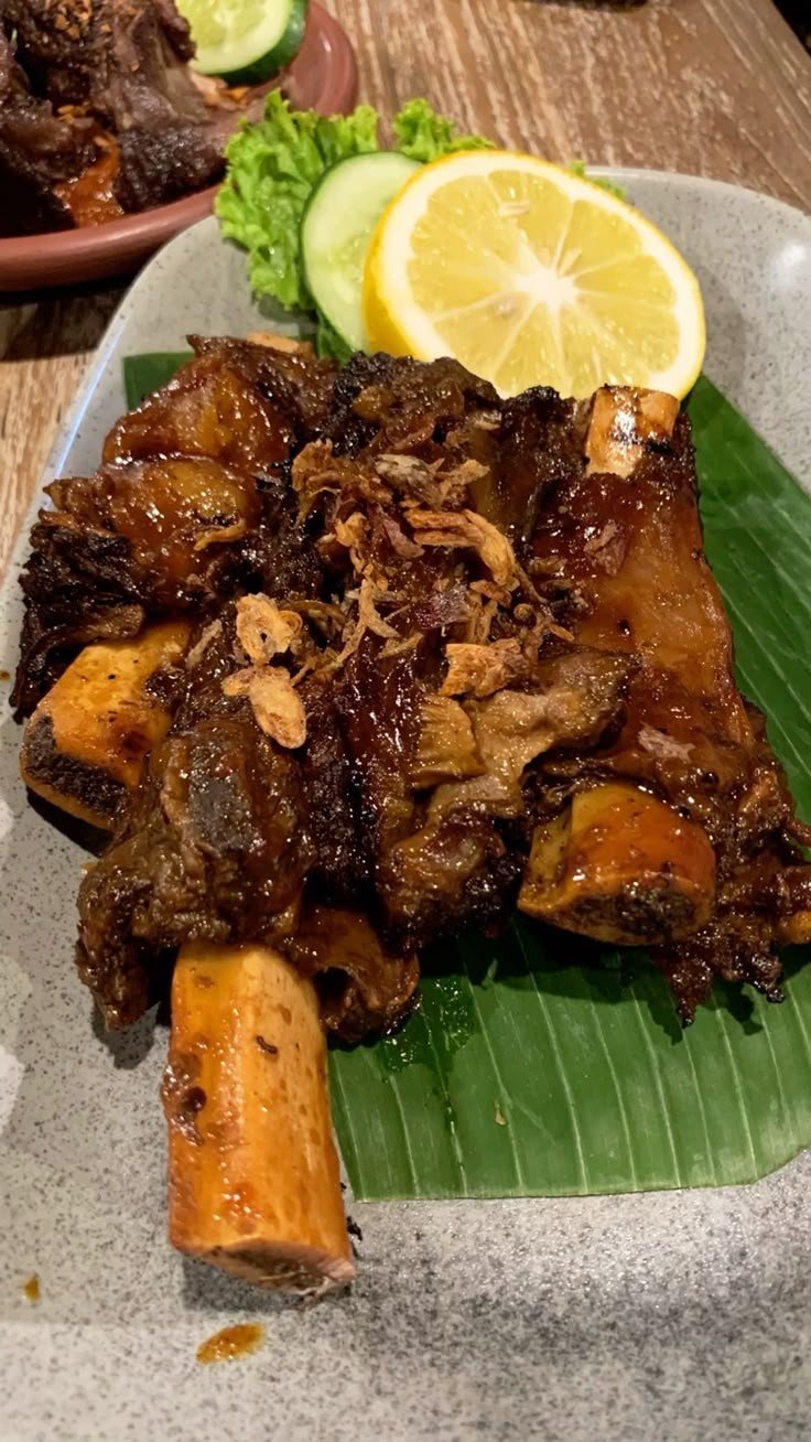 Iga Sapi Bakar: Iga Sapi yang Dibakar dengan Bumbu Kecap yang Lezat