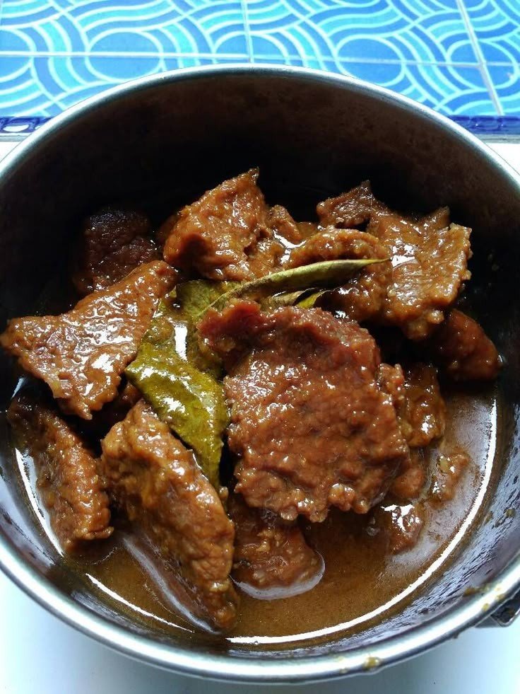 Semur Sapi: Daging Sapi yang Dimasak dengan Kecap Manis dan Bumbu Rempah
