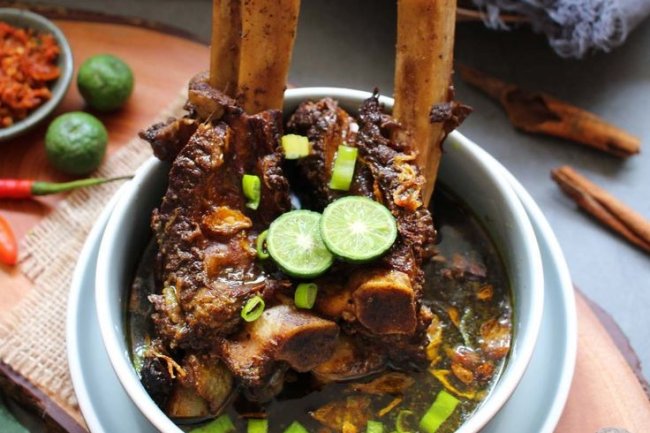 Sop Konro Makassar: Sajian Tulang Iga yang Kaya Rasa