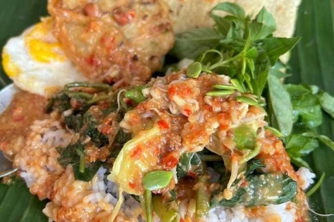 Pecel Madiun: Salad Tradisional Jawa dengan Bumbu Kacang Khas