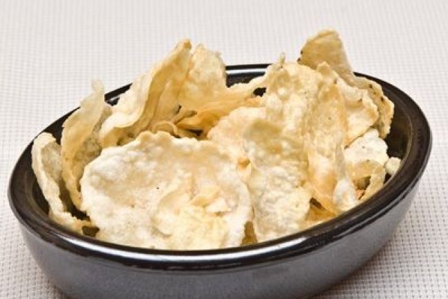 Emping Melinjo: Pahit Gurih Pendamping Opor