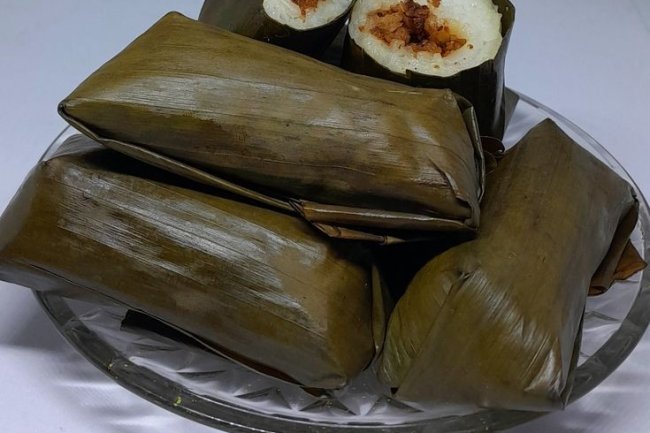 Lontong Isi Ayam: Menu Berat yang Tetap Pas untuk Takjil