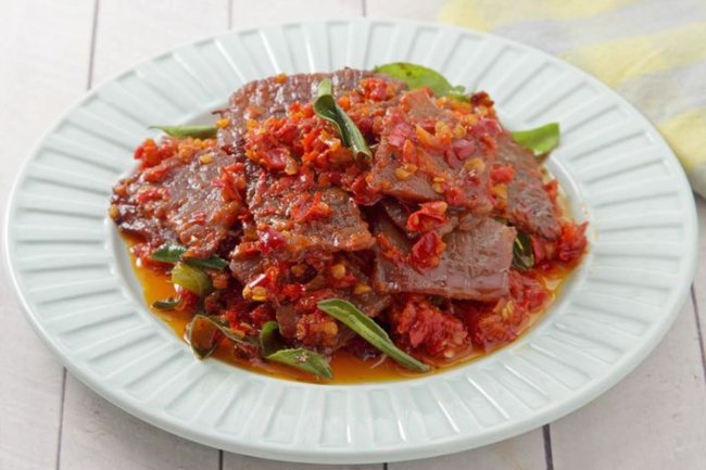 Dendeng Balado: Menu Pedas Favorit Catering Padang