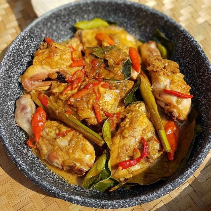 Ayam Lodho Tulungagung: Olahan Ayam dalam Santan Pedas