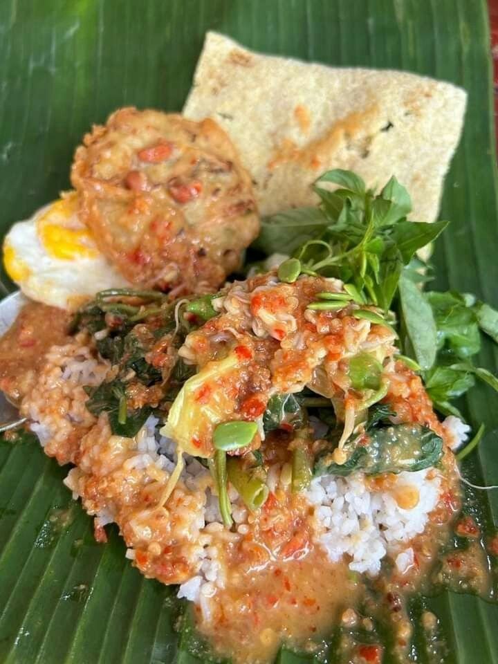 Pecel Madiun: Salad Tradisional Jawa dengan Bumbu Kacang Khas