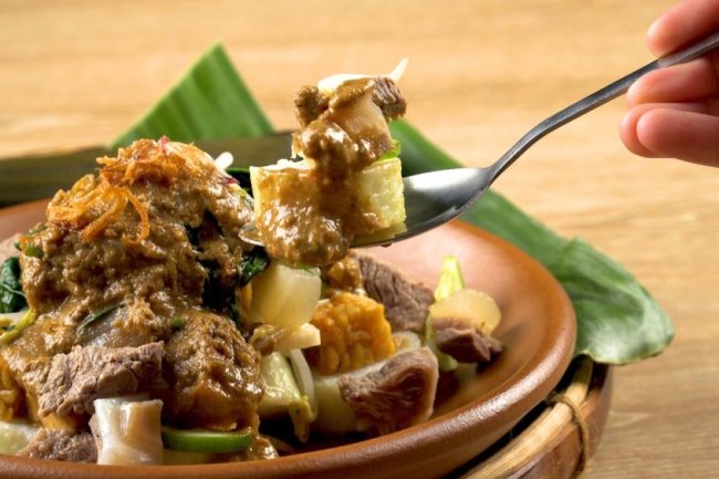 Dari Surabaya untuk Indonesia: Kisah Rujak Cingur yang Mendunia