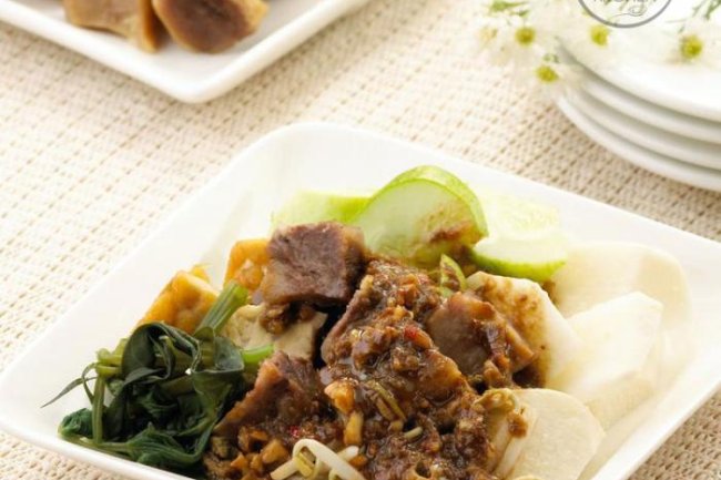 Wisata Kuliner Surabaya: Menyusuri Jejak Rujak Cingur dari Masa ke Masa