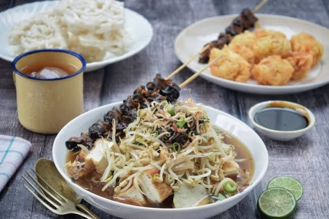 Mengapa Lontong Balap Selalu Disajikan dengan Tauge dan Bawang Goreng?