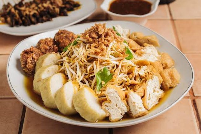 Lontong Balap dalam Budaya Populer: Dari Kuliner Jalanan hingga Jadi Menu Restoran