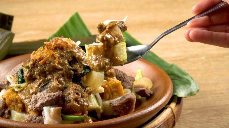 Dari Surabaya untuk Indonesia: Kisah Rujak Cingur yang Mendunia