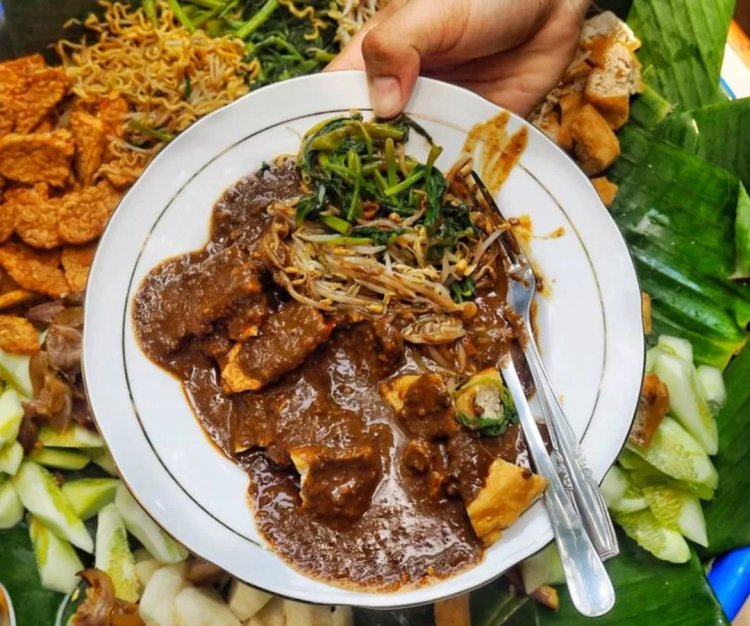 Mengapa Dinamakan Rujak Cingur? Ini Sejarah Unik di Balik Namanya