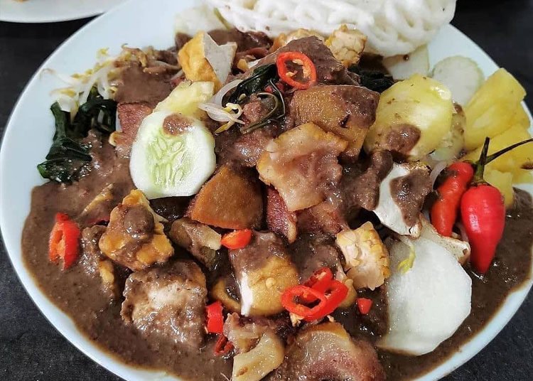 Perpaduan Unik Manis, Pedas, dan Gurih dalam Rujak Cingur