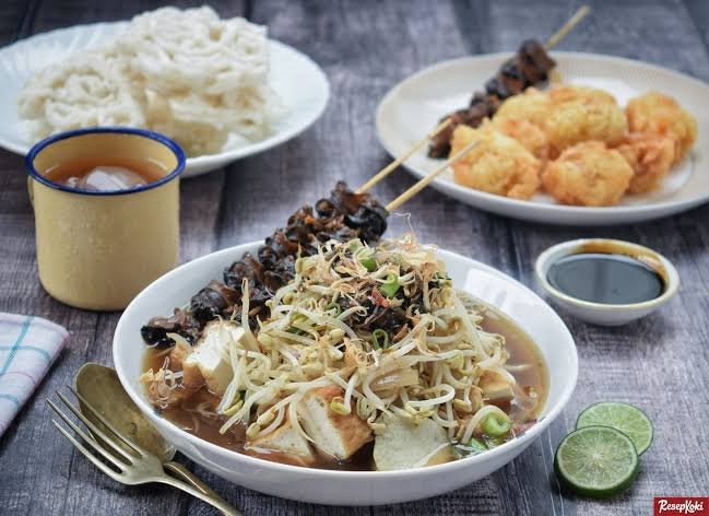 Mengapa Lontong Balap Selalu Disajikan dengan Tauge dan Bawang Goreng?
