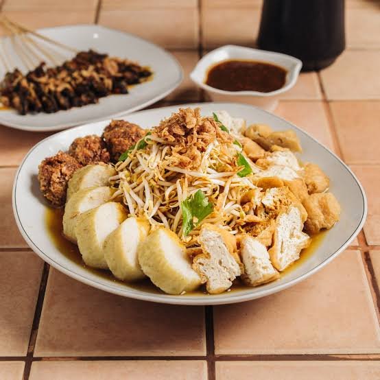 Lontong Balap dalam Budaya Populer: Dari Kuliner Jalanan hingga Jadi Menu Restoran
