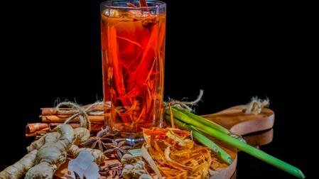 Menggali Khasiat Daun Sereh dan Kayu Secang dalam Wedang Uwuh